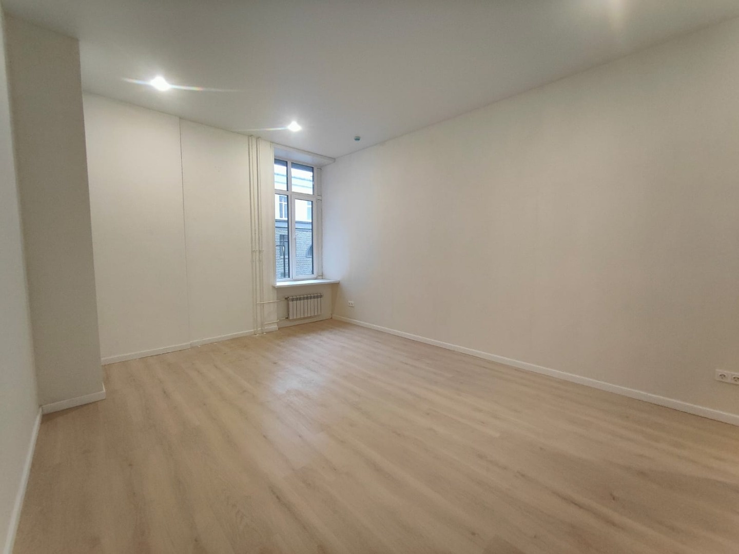 Студия в «Октябрьский лофт-квартал» в Люберцах: пространство для жизни, наполненное стилем
Мечтаете о собственном уголке в городе, где каждая деталь создана для вашего комфорта? Представляем вашему вниманию стильную студию ЛОТ 3053 — идеальное сочетание урбанистической эстетики и домашнего уюта.
Ваш