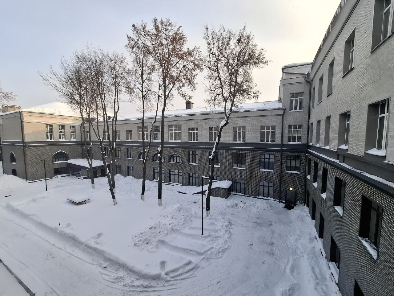 Ваша идеальная студия в «Октябрьском лофт-квартале»: стиль, комфорт, удобство!
Мечтаете о собственном уголке, где каждая деталь продумана для вашего комфорта? Представляем вам стильную студию (ЛОТ 3064), которая превратит мечту в реальность!
Что вас ждёт в этой студии?
• Простор и свет: функциональн