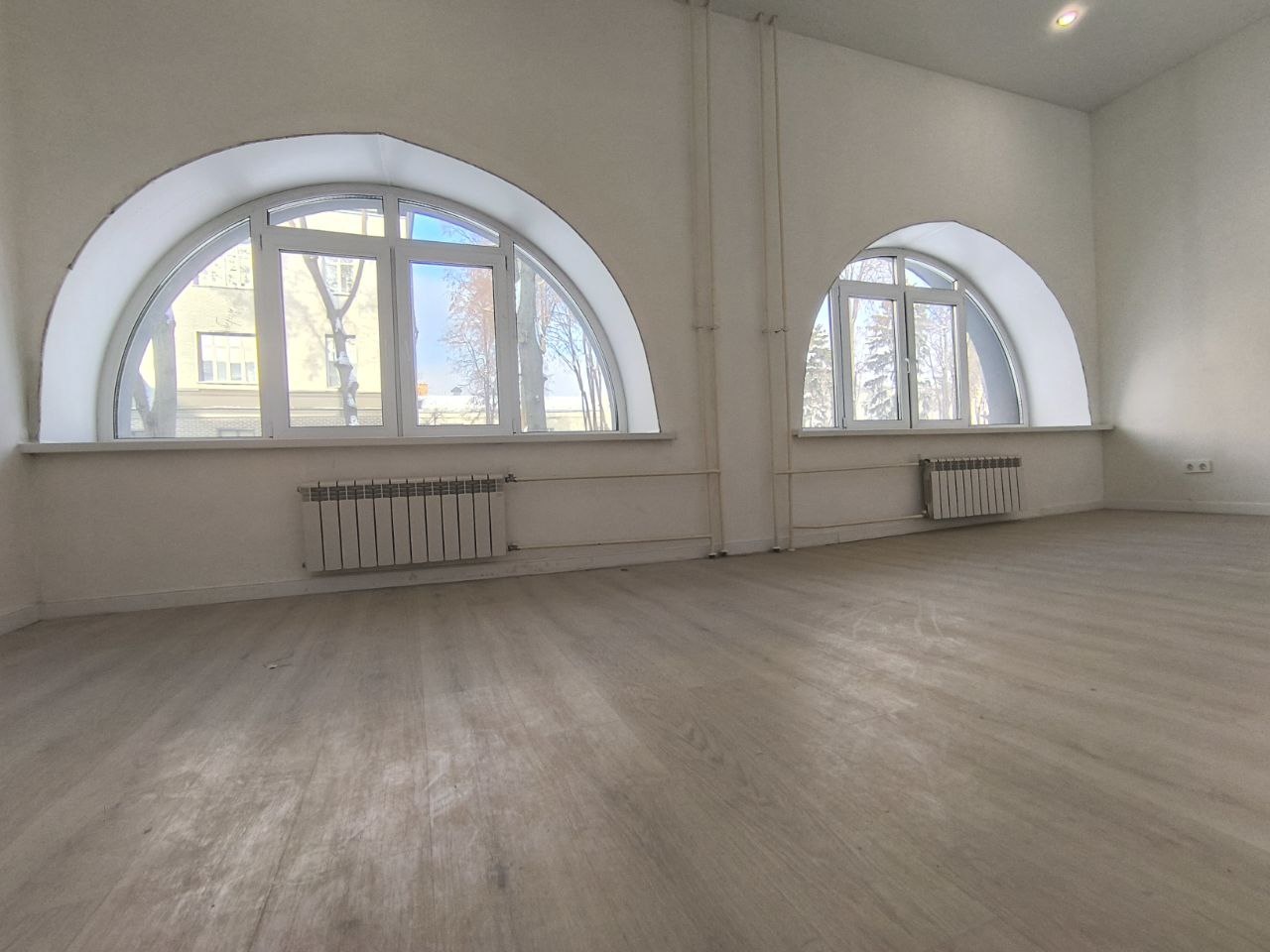 Студия в «Октябрьском лофт квартале»: пространство для жизни и инвестиций
Представьте себе уютное пространство, где современный дизайн гармонично сочетается с комфортом городской жизни. Именно такую возможность дарит студия в престижном комплексе «Октябрьский лофт квартал» (ЛОТ 2076) площадью 28.1 м